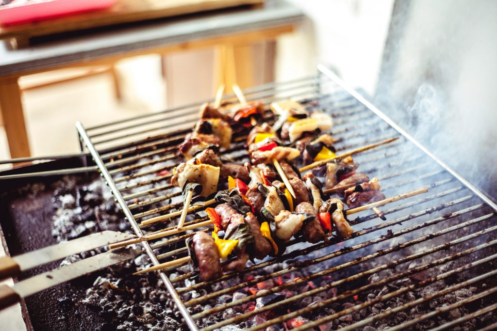 Den ene grøntsag, der gør grillspyd til noget dine gæster taler om dagen efter