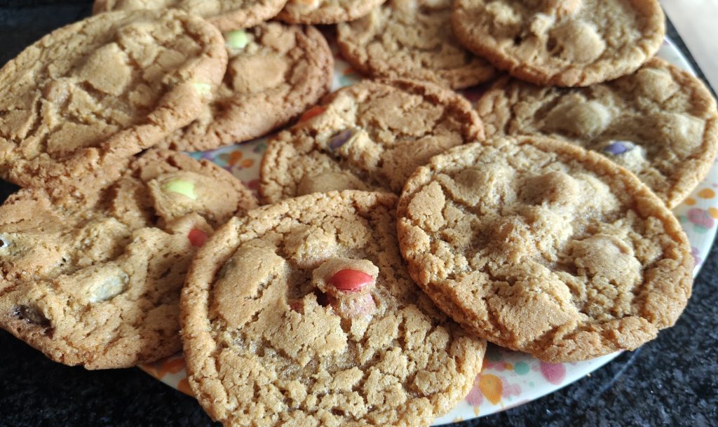 Hjemmebagte cookies med chokoladeknapper