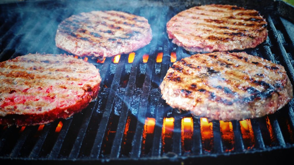 Grill-fejlen du (helt sikkert) laver og som ødelægger hele din grillaften