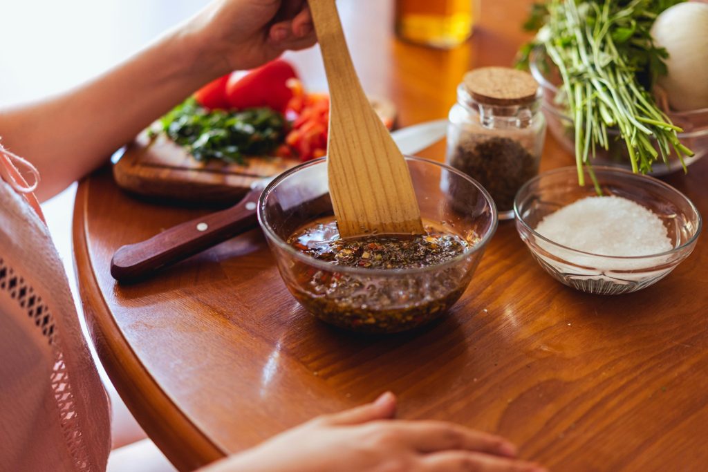 Marinade med whisky og honning: perfekt til grillet svinekæbe