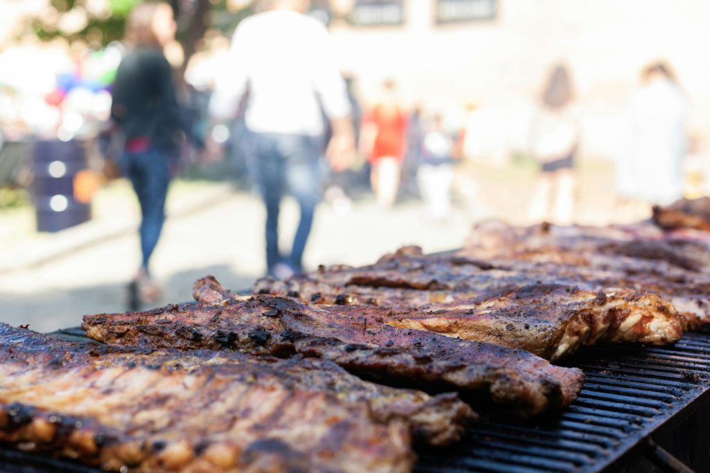 Hvor mange spareribs skal du grille pr. person? Her er guiden til ikke at løbe tør midt i festen