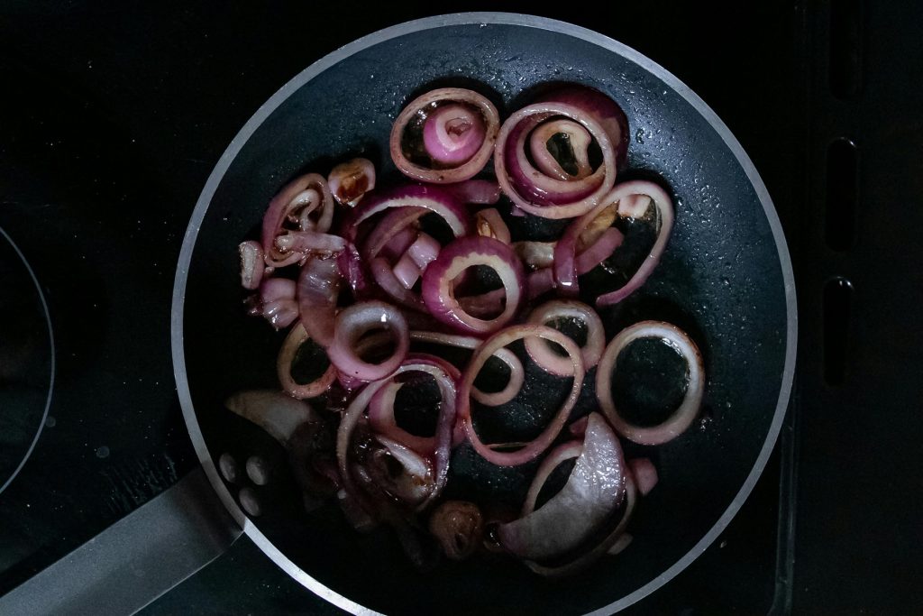 Sådan karamelliserer du løg helt uden olie eller smør