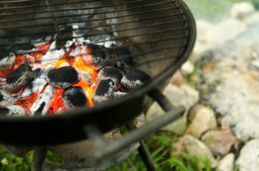 Hvad du skal vide om grillkul vs. gas – og hvorfor det ikke er ligegyldigt