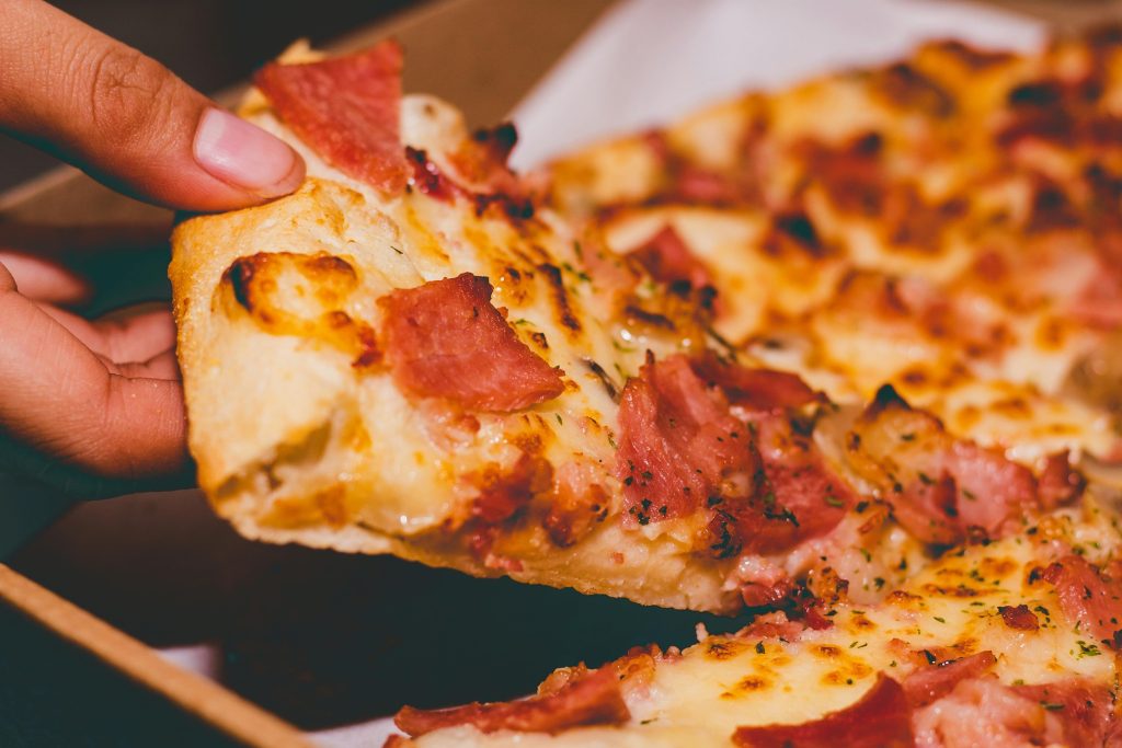 Pimp din færdigpizza: 5 hacks der gør den lidt mindre sørgelig