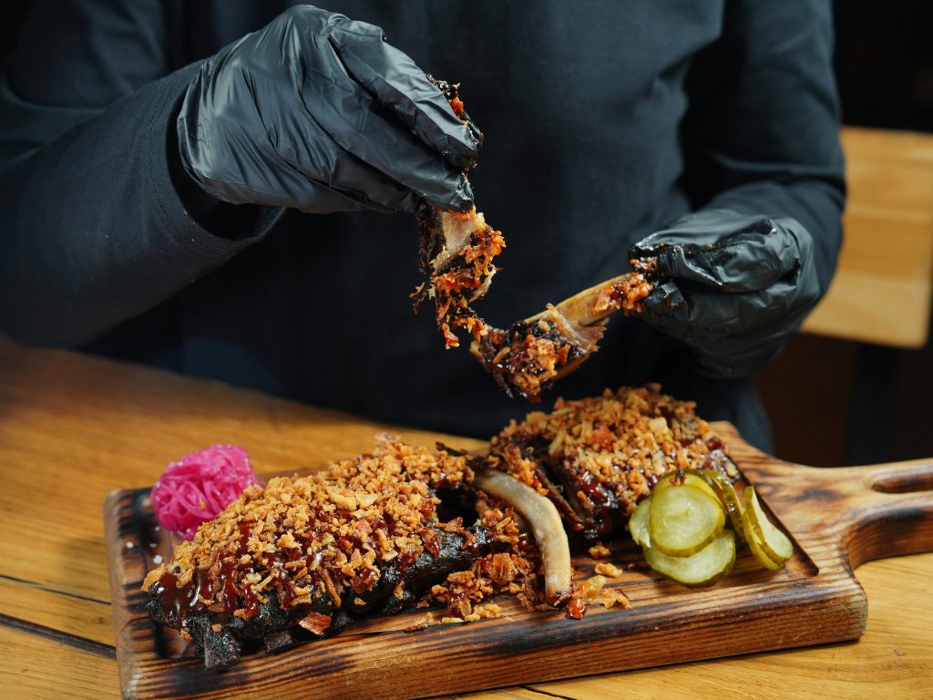 Kan man fjerne sølvhinden fra spareribs efter de er tilberedt?