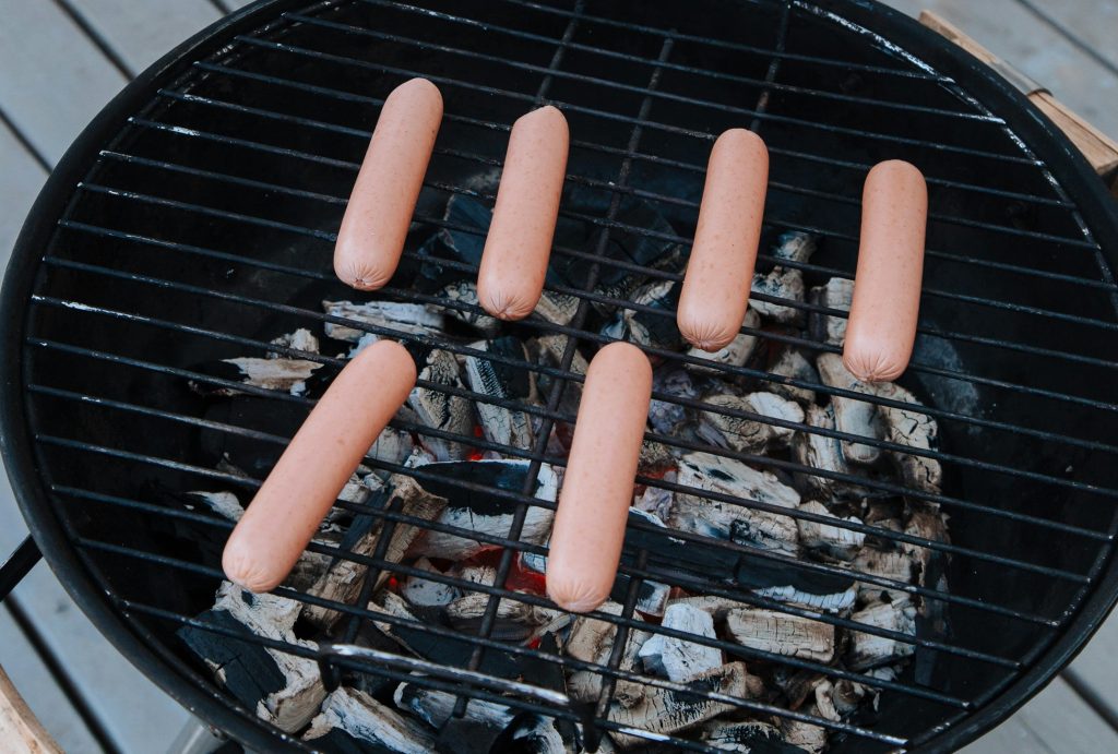 Derfor bør du ALDRIG grille pølser direkte fra pakken