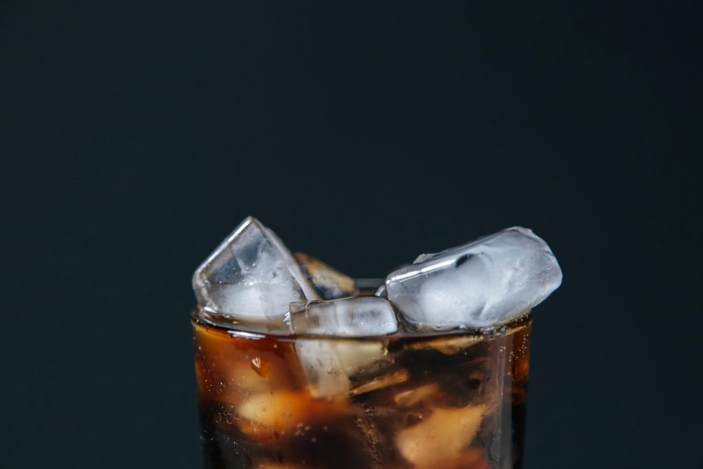 Sådan laver du en whisky-cola som en voksen mand (uden at fornærme whiskyen)