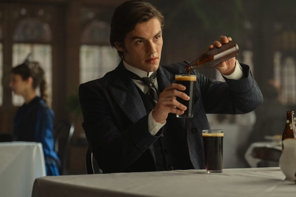‘House of Guinness’: Netflix blander øl og arvestrid i ny dramaserie fra Peaky Blinders-skaberen