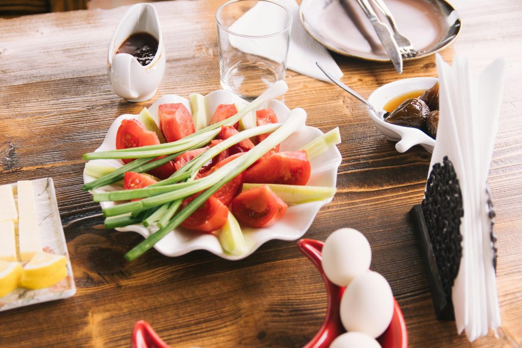 Giv din tomatsalat et kæmpe umami-boost med denne uventede ingrediens
