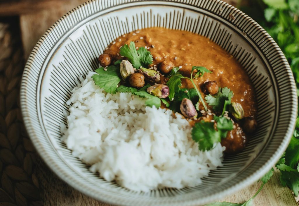 Kikærte-curry med kokosmælk og naanbrød