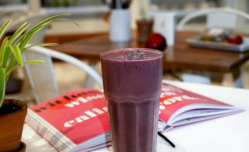 Sådan laver du en smoothie, der rent faktisk mætter til morgenmad