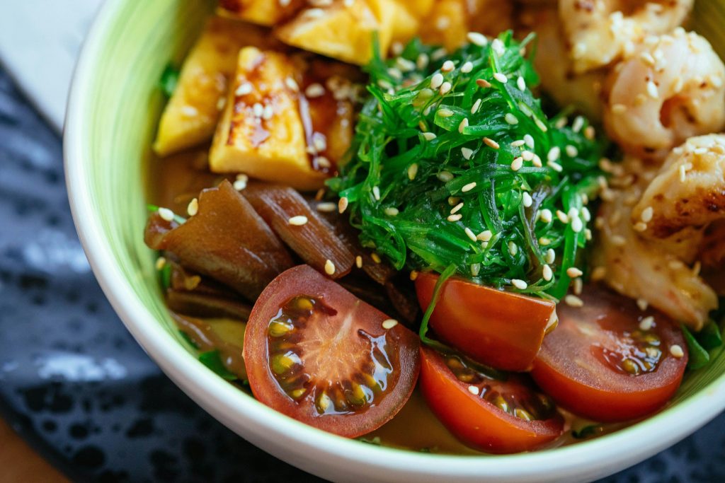 Koreansk poké bowl med soja-marineret tun eller tofu