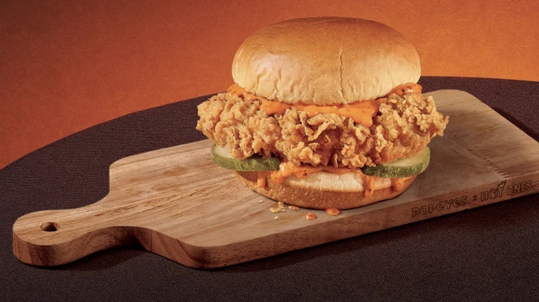 Den nye Popeyes x Hot Ones-menu er så stærk, at selv værten Sean Evans ikke har turdet smage det hele