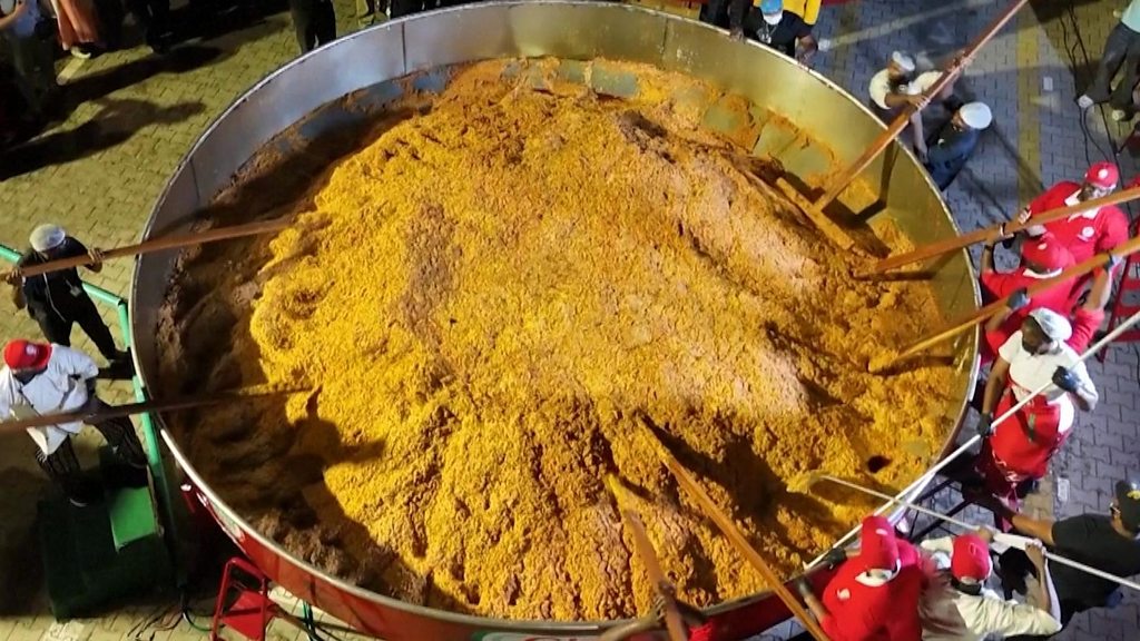 Verdens største gryde jollof: Nigerianer skriver historie med 8.780 kilo ris