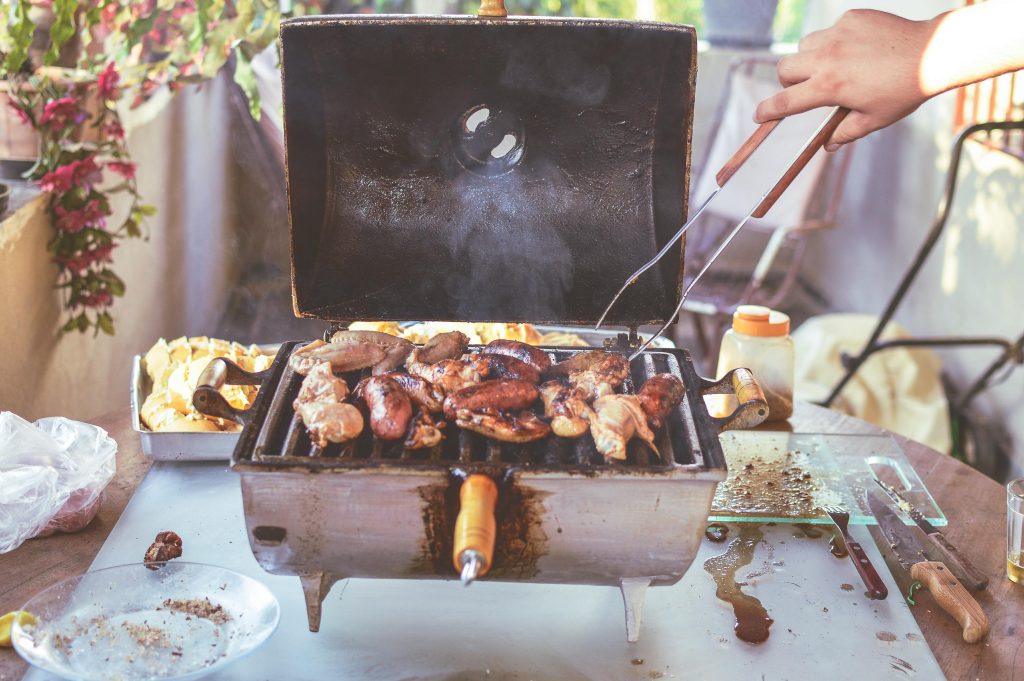 Sådan undgår du at BBQ-saucen brænder sig fast på grillristen
