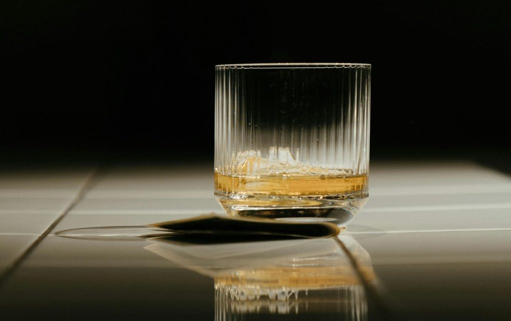 Sådan bestiller du whisky ud over “neat” og “on the rocks”