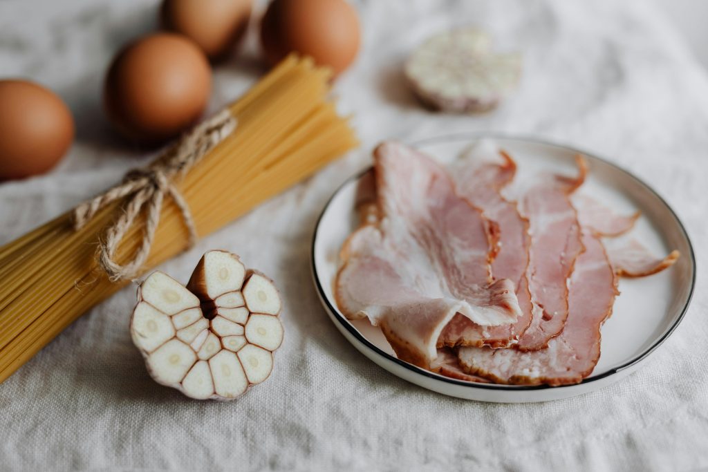 Sådan undgår du, at baconskiverne klistrer sammen i pakken