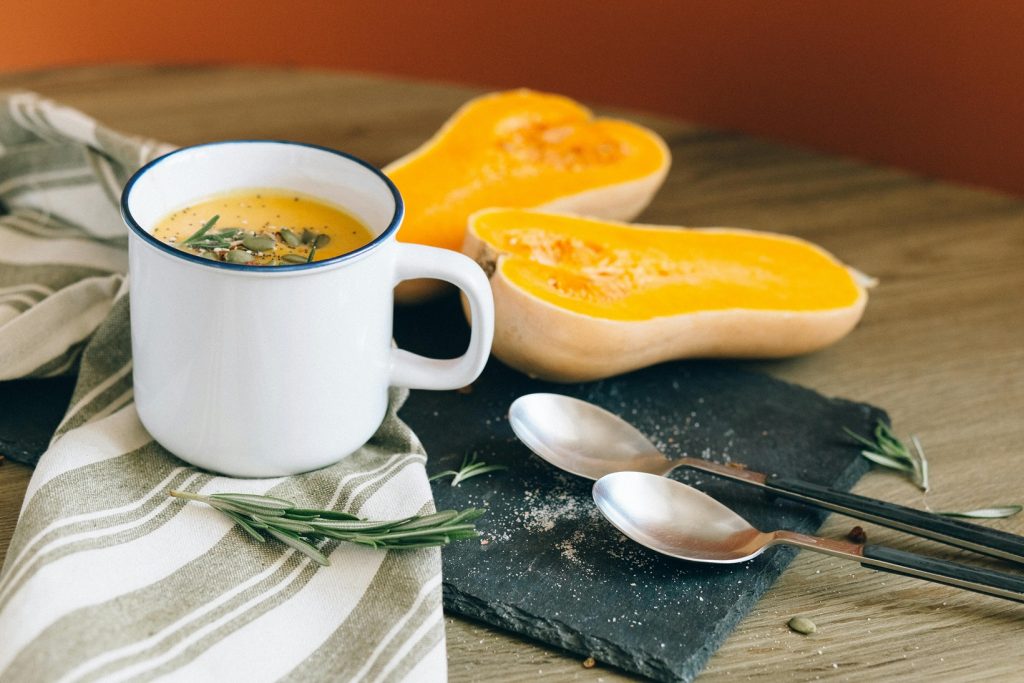 10 lune og lækre sideretter der passer perfekt til butternut squash-suppe