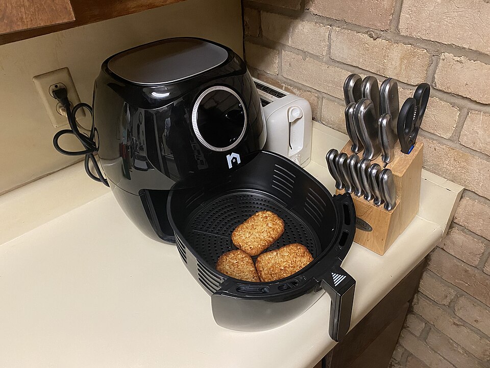 Hemmeligt airfryer-trick: Sådan holder du din airfryer ren med én skive brød