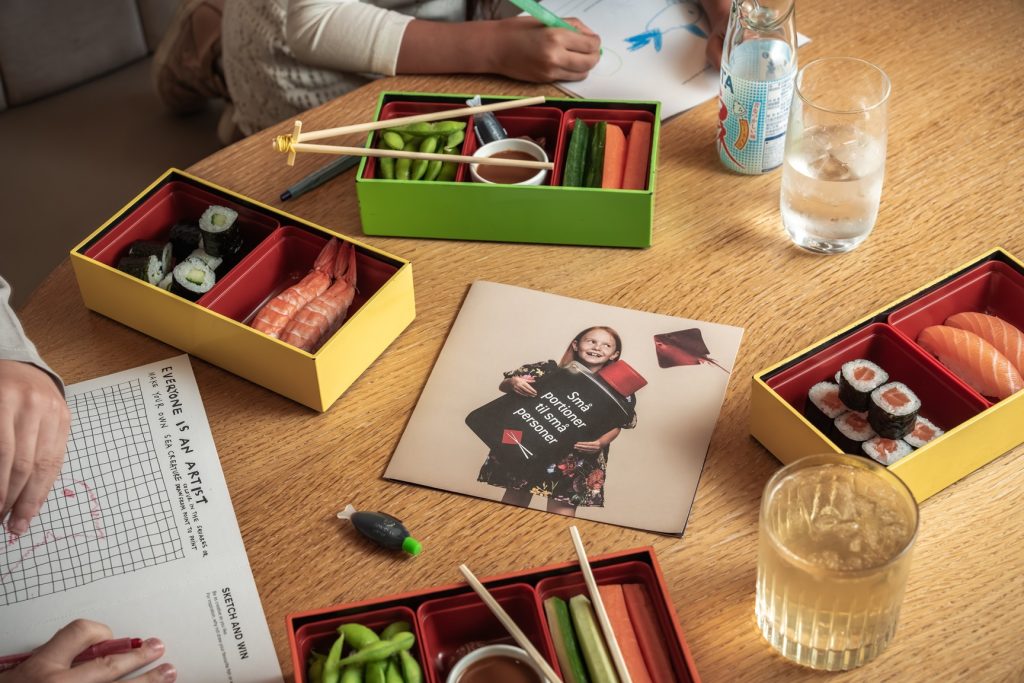 Efterårsfavorit: Børn spiser gratis hos Sticks’n’Sushi i uge 42