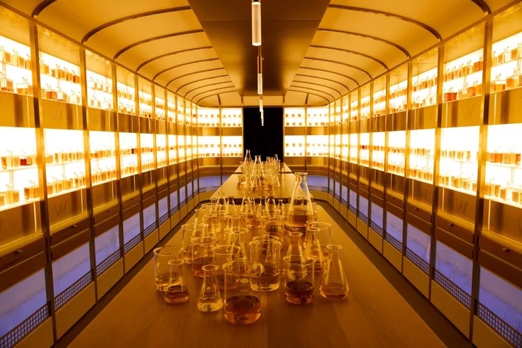 Johnnie Walker lancerer whisky til $2.500 flasken med design fra Balmain