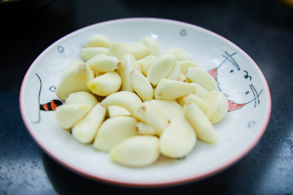 Hvor mange fed hvidløg svarer til en teskefuld hakket hvidløg?
