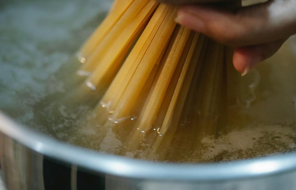 Du må aldrig tilsætte salt til koldt pastavand: her er forklaringen
