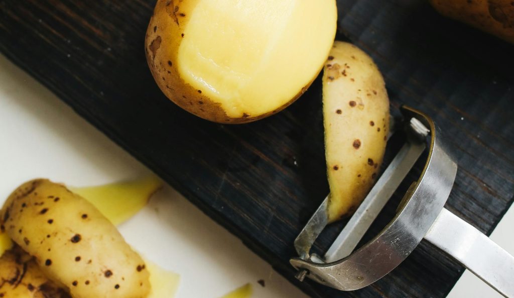 Gem kartoffelskrællerne: sådan kan du kartoffelskræller dem til at pudse sølvtøj