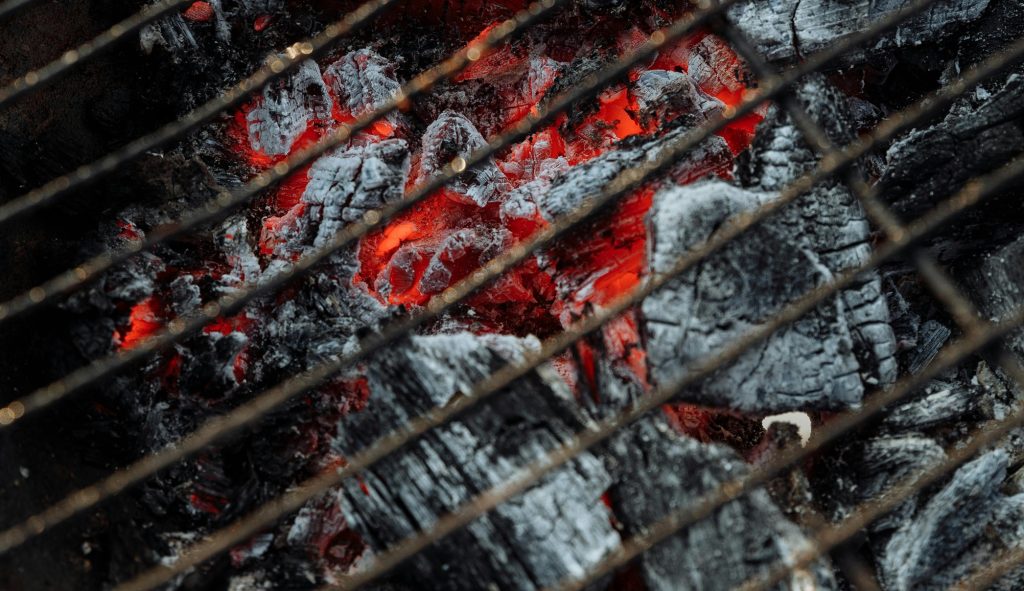 Den farve dit trækul skal have, før du begynder at grille