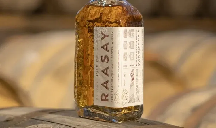 Ø-skotsk malt hitter stort: Isle of Raasay får top‑udmærkelse med “verdens bedste” Scotch‑whisky