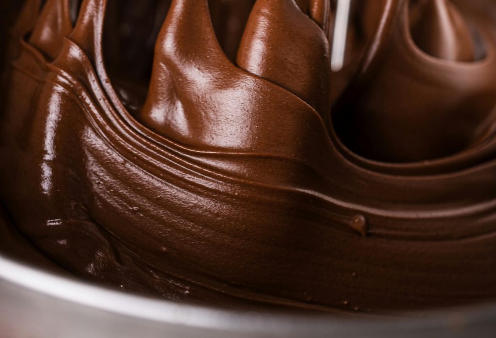 Nem chokoladekage med kun to ingredienser kan laves helt uden ovn
