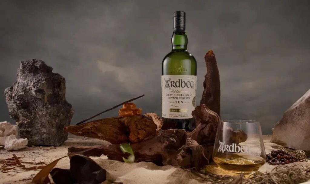 Ardbeg Ten Cask Strength er landet – og den sparker døren ind