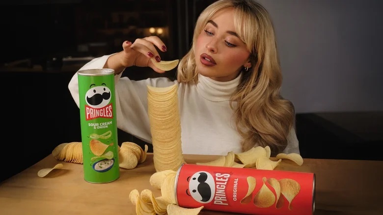 Sabrina Carpenter dukker op med “ny mand” i sær Super Bowl-reklame