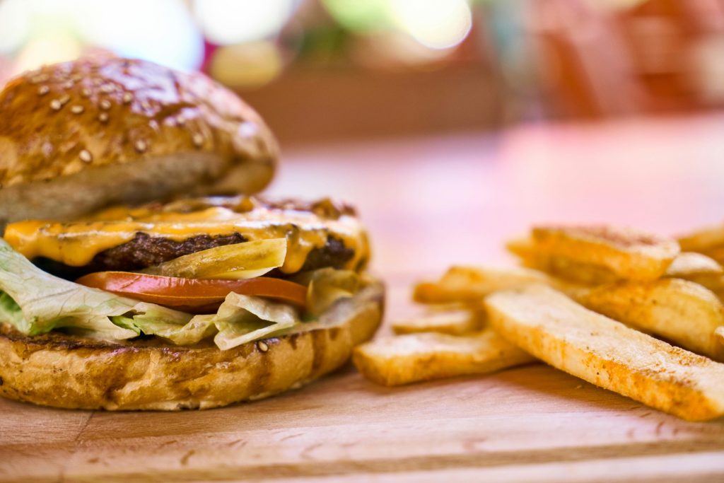 Drop burgerbollen: Kartoffelskræller er den nye genvej til noget vildere
