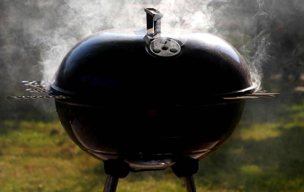 Grill i regnvejr – sådan gør du uden at ødelægge både bøffer og humør