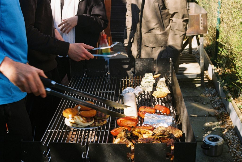 Der er én type kød, der fungerer perfekt med syrlig BBQ-sauce – og det giver ret god mening