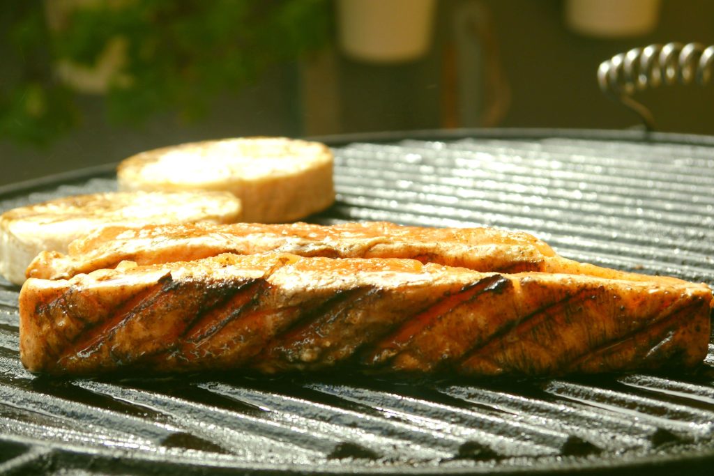Det simple grilltrick der sikrer, at laksen aldrig hænger fast igen