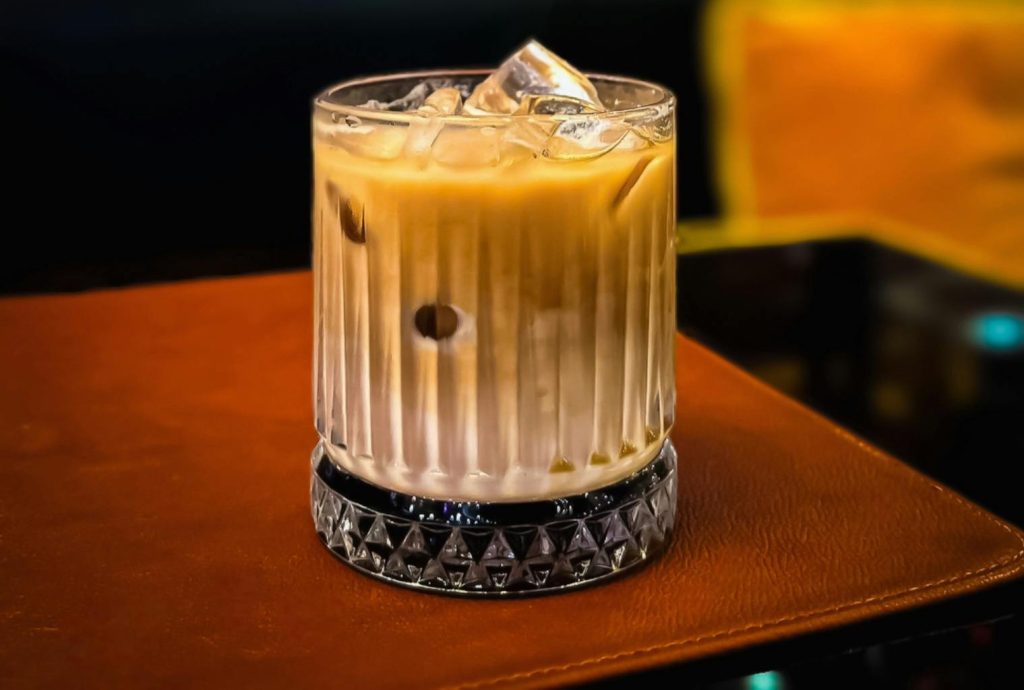 12 cocktails fra 60’erne, der stadig smager af ren retro-nostalgi
