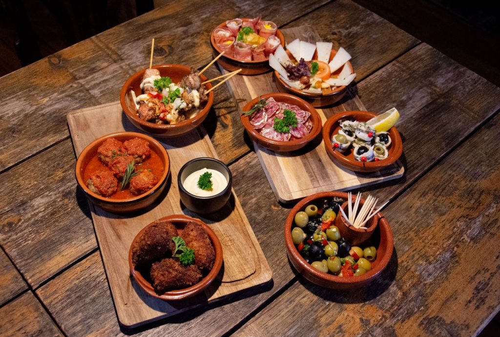 Tapas til herreaftenen: Derfor fungerer småretter godt til en lang aften