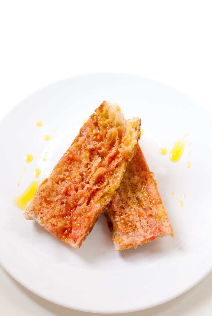 Spanierne river tomaterne på et rivejern: Sådan bliver gammelt brød til sensommerens bedste snack