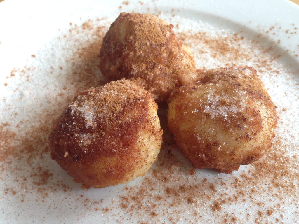 I Østrig gemmer de en sukkerknald i en blomme: Sådan bliver kartoffeldej til sensommerens dessert