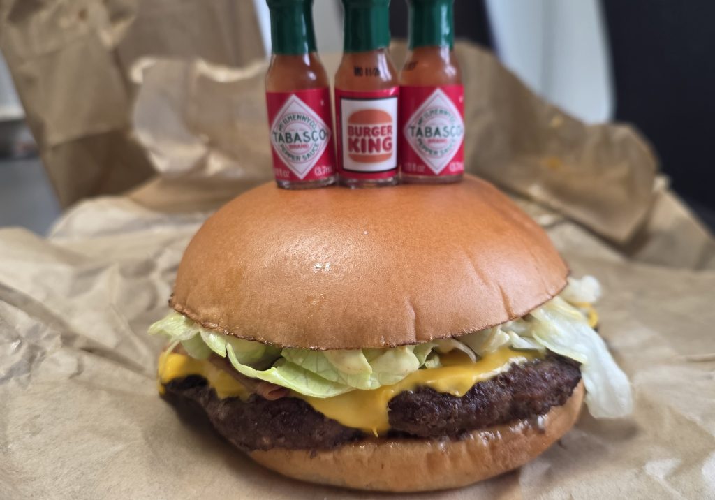 Vi har smagt Burger Kings nye TABASCO-burger – og du doserer selv din egen mængde chilisauce