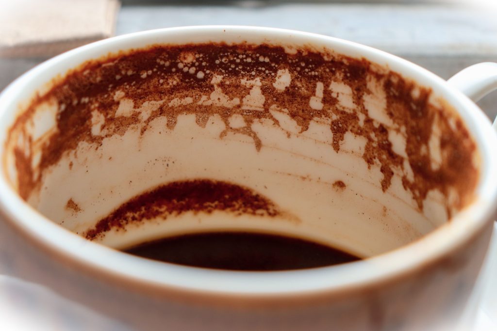 Smid ikke kaffegrumset ud: Det simple trick kan fjerne dårlig lugt fra mikroovnen